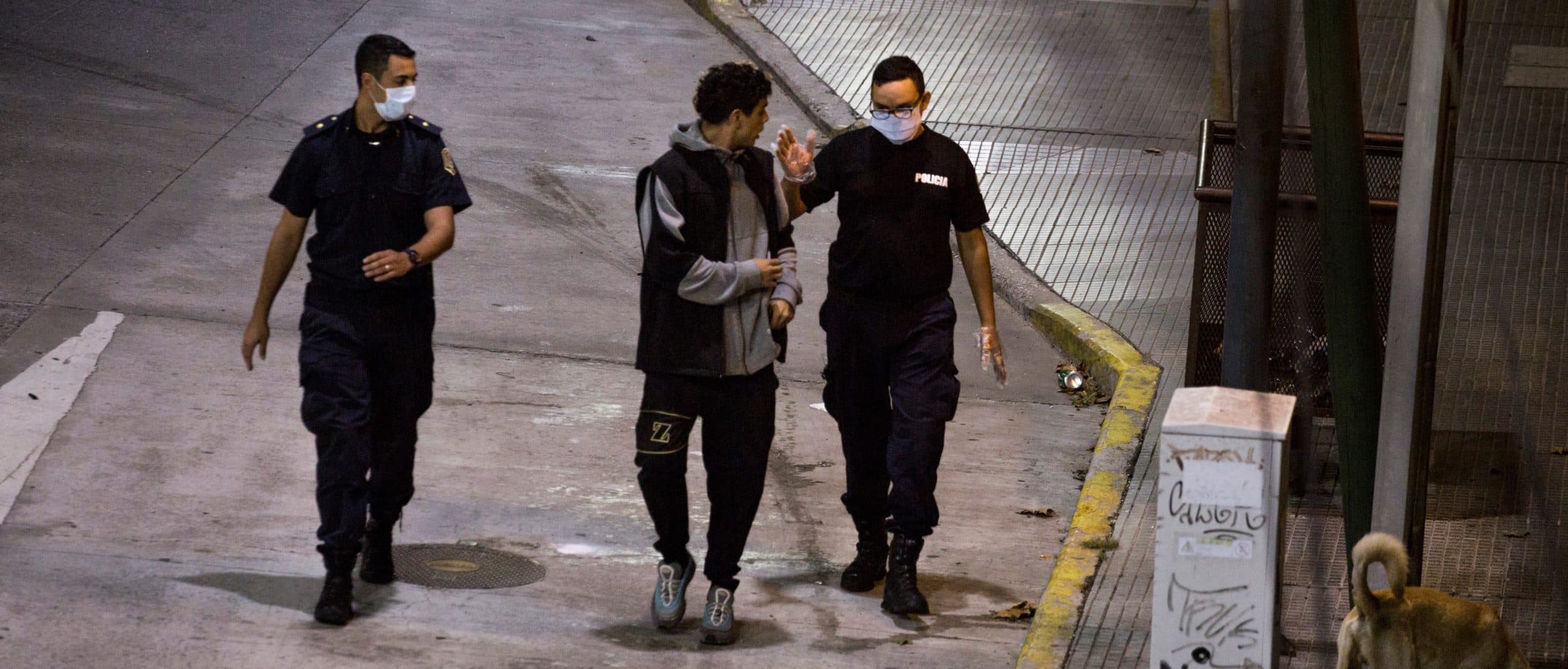 Photography: Police officers and a youth during the lockdown in the city of Banfield, Province of Buenos Aires (Argentina)